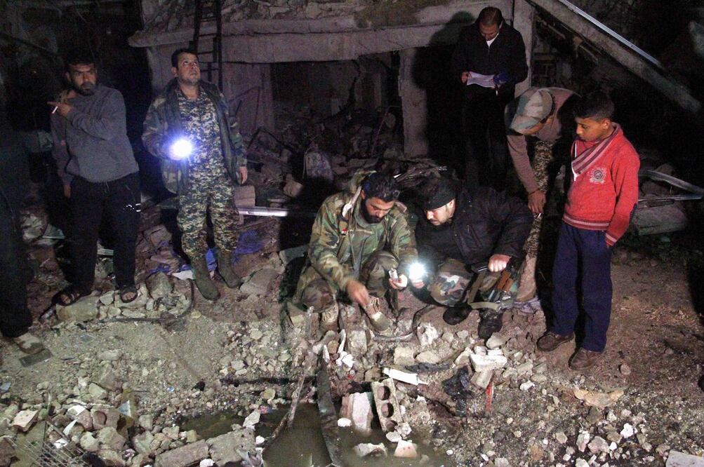 Soldados del Ejército sirio inspeccionan el sitio donde se registraron una serie de ataques en el distrito Sayyidah Zaynab, en el sur de Damasco (XINHUA)