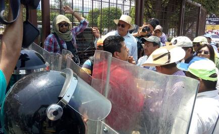 Marcha de CETEG llega al Congreso de Guerrero
