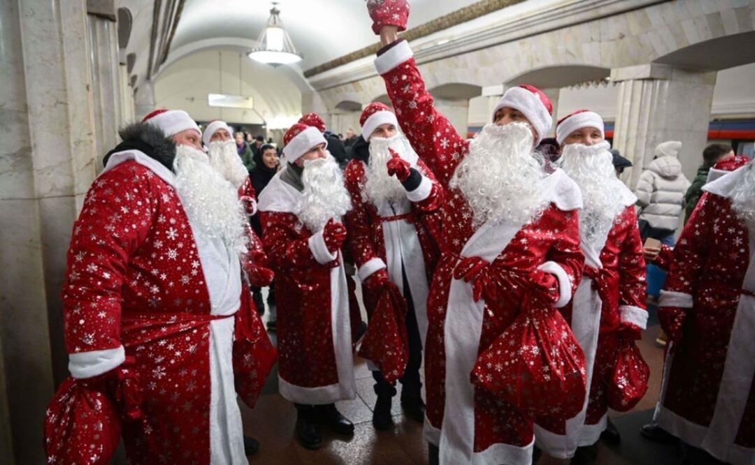 Empleados del metro de Moscú participan en un flashmob de Navidad y Año Nuevo para los pasajeros. FOTO: AFP