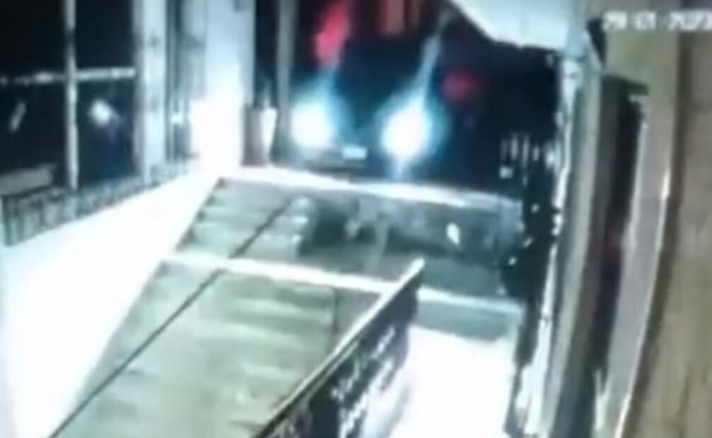 A conductor se le “perdió la calle” y baja su auto por escaleras en Cuernavaca VIDEO