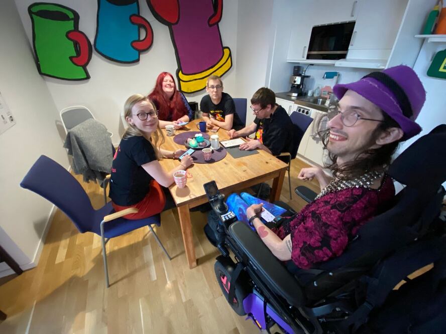 Aline Groh (izq.), directora del proyecto "DigiVi", Therese Wappsell (2da izq.), usuaria de "DigiVi", Magnus Linden (centro.), director del proyecto, y Sira Rehn (der.), usuaria, se reúnen en una cafetería de Uppsala (Suecia) el 25 de enero de 2024 para debatir cómo mejorar la aplicación de citas. FOTO: VIKEN KANTARCI. AFP