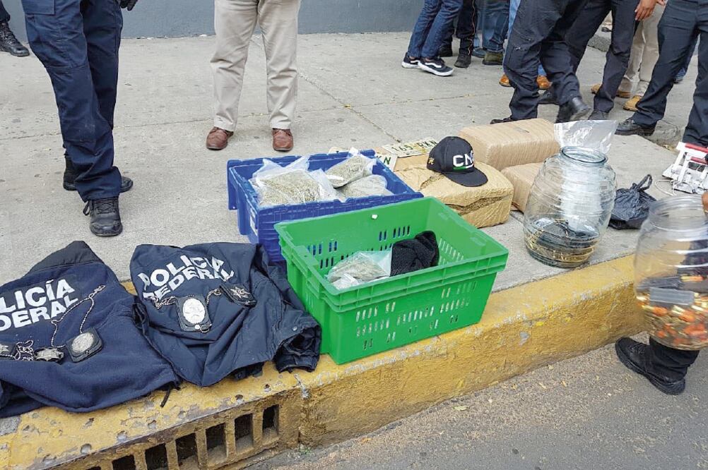 Elementos de la SSP aseguraron armas de fuego, cartuchos útiles, placas y atuendos apócrifos de la Policía Federal, hierba con las características de la marihuana, mil 500 cartuchos útiles de diferentes calibres y dos básculas de gramaje (ESPECIAL)