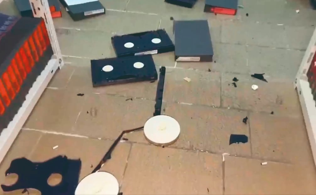 Una vez liberadas las instalaciones del Canal Once, el domingo pasado, la directora y su equipo registraron en video los daños hallados: decenas de materiales audiovisuales se encontraron rotos y regados por el suelo. Foto: Especial
