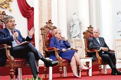 Estupidez, muro de Trump, dice ex canciller de EU