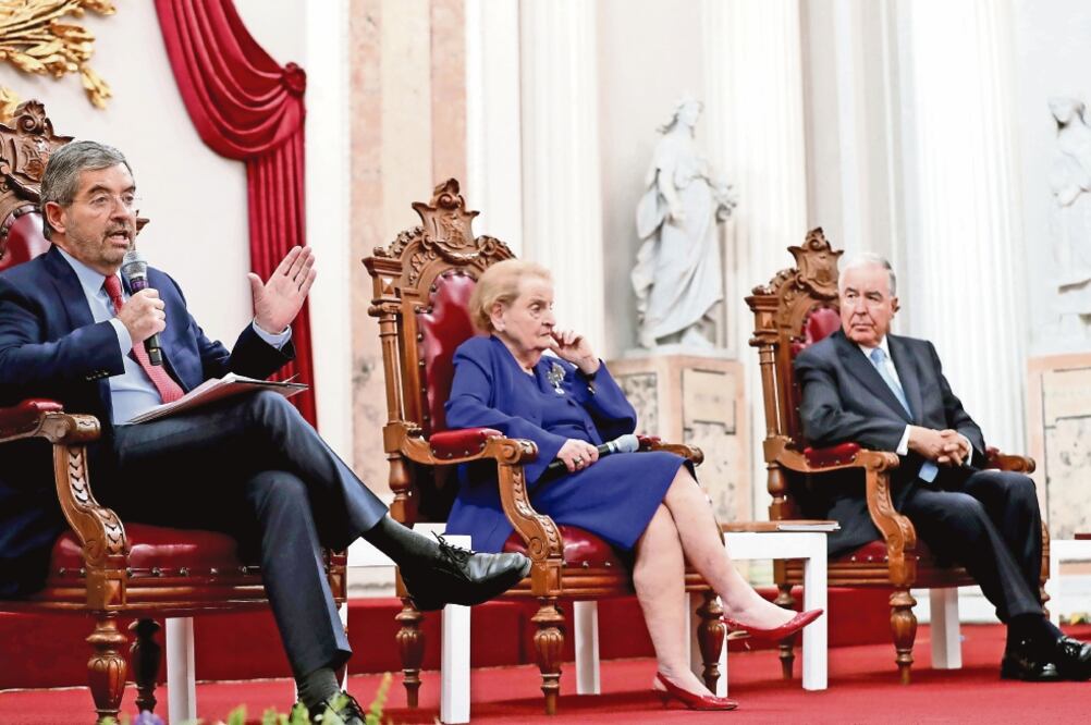 El ex rector de la UNAM, Juan Ramón de la Fuente, moderó en el Palacio de Minería la conferencia magistral (JUAN BOITES. EL UNIVERSAL)