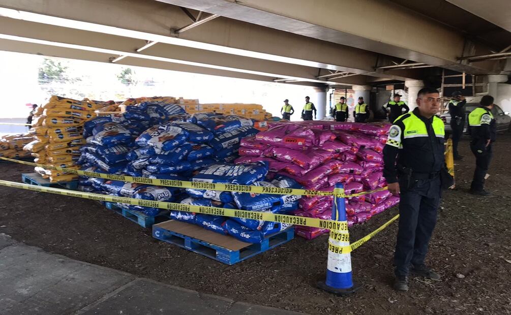 Tráiler queda atrapado en puente de Circuito interior. Foto: Juan Carlos Williams