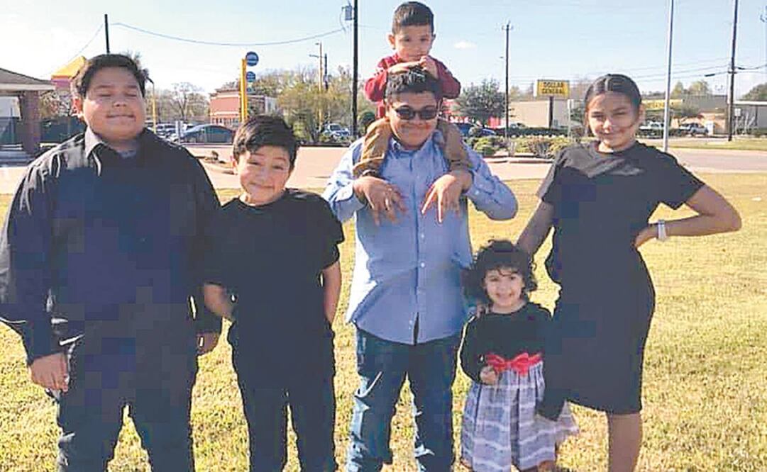 Isaiah y Nathan, hijos de Naomi Esquivel y Carlos García, que fallecieron por el coronavirus, viven con sus cuatro primos y tíos. Foto: CORTESÍA JACOB MENDOZA