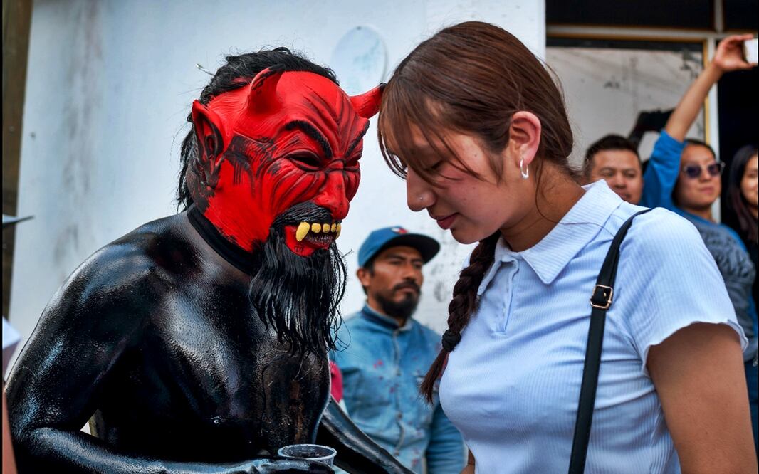 Con la piel pintada y máscaras, los Xinacates recorren con bailes y rituales las calles de San Nicolás de los Ranchos; piden protección y fertilidad para sus cultivos. Foto: Cuartoscuro.com