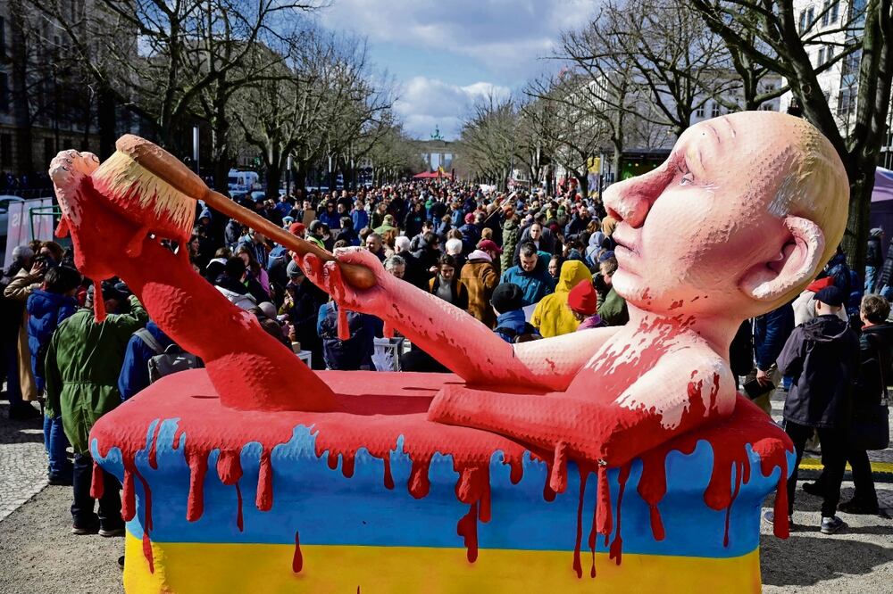 Manifestantes colocaron una efigie del presidente Vladimir Putin bañándose en sangre frente a la Embajada de Rusia en Berlín. Foto: AFP