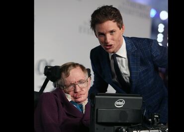 Stephen Hawking es recordado por Eddie Redmayne