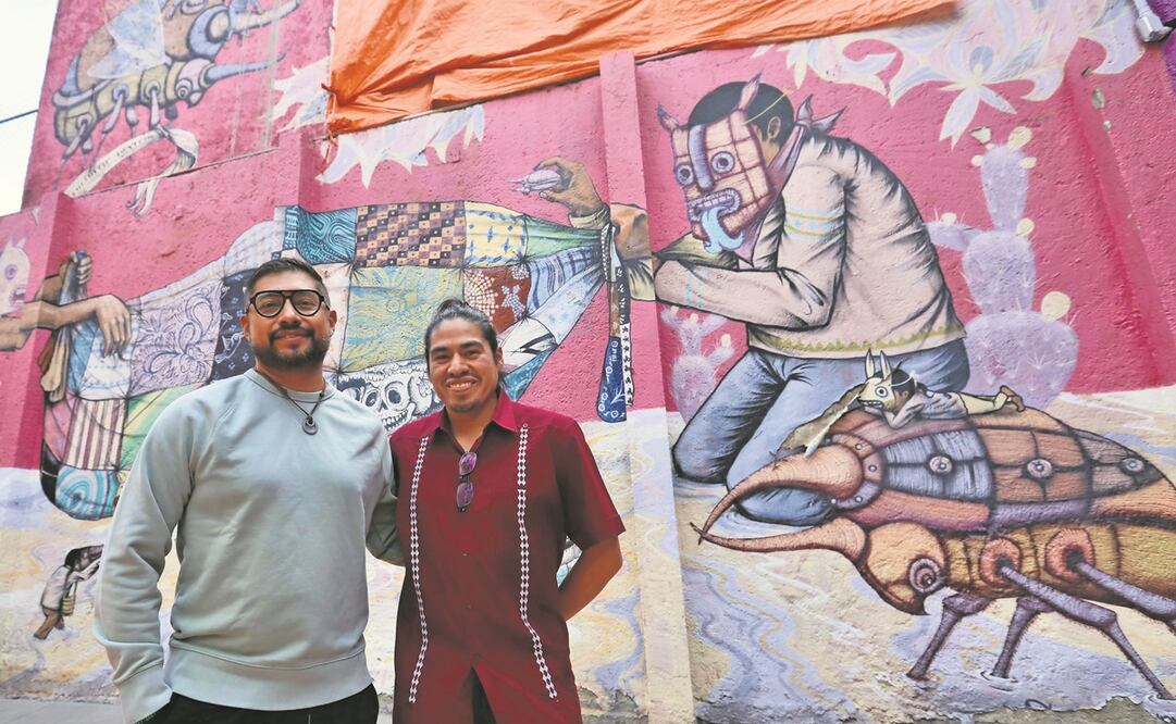 Sego (izquierda), frente al mural que pintó en el Museo Nacional de Culturas Populares, junto con Edgar Flores Saner. 