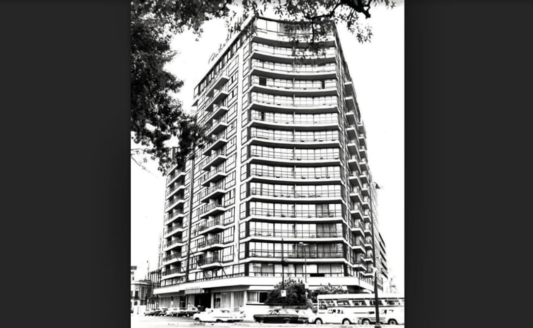 El Hotel Continental, en el cruce del Paseo de la Reforma, la avenida de los Insurgentes y la calle de Roma, en la década de los sesenta. Éste fue uno de los hoteles más famosos de la ciudad, y aquí se hospedó la actriz Marilyn Monroe en 1962; también era conocido por su centro nocturno Belvedere. El edificio se dañó con los sismos de 1985, tras su demolición se creó el parque Jesús Reyes Heroles. Imagen: Col. Villasana-Torres