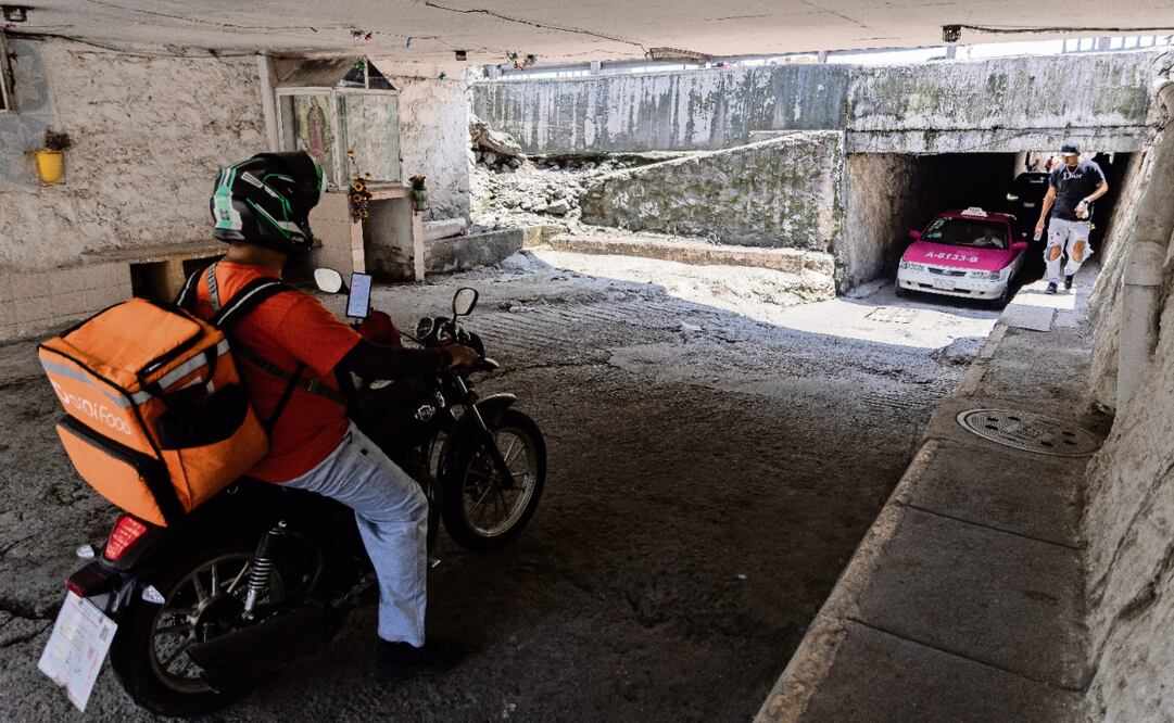Los bajopuentes de la autopista México-Puebla, de Iztapalapa a Los Reyes La Paz y viceversa, son tan estrechos que sólo cabe un automotor. Foto: Hugo Salvador / EL UNIVERSAL