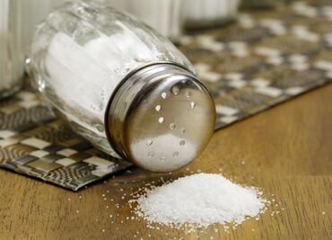 No ataca sólo al corazón: el exceso de sal en las comidas puede afectar esta parte de tu cuerpo