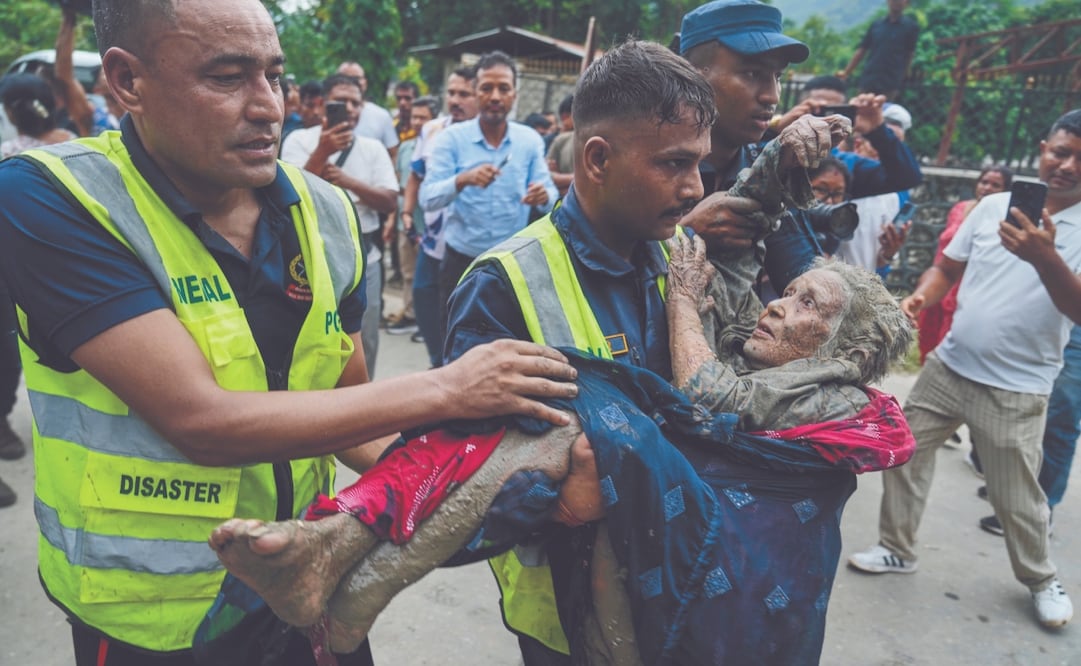 Equipos de rescate trasladan a un lugar seguro a una víctima de una crecida repentina a lo largo del río Trishuli, en el distrito de Nuwakot, Nepal, el miércoles 26 de agosto de 2026. (Foto AP/Niranjan Shrestha)