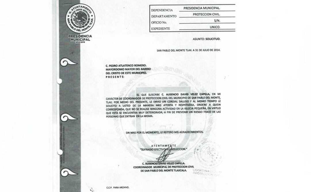 Trascendió que Protección Civil de San Pablo del Monte notificó al mayordomo Pedro Atlatenco que por cuestiones de seguridad era pertinente que "no se realice ninguna actividad en la iglesia pequeña, en virtud de que se encuentra muy deteriorada, a fin de prevenir un riesgo físico de las personas" El expediente estaba acompañado de fotos donde se apreciaban escombros por doquier, paredes en mal estado y una parte sin techo y sin alguna restauración. (FOTO: Cortesía)