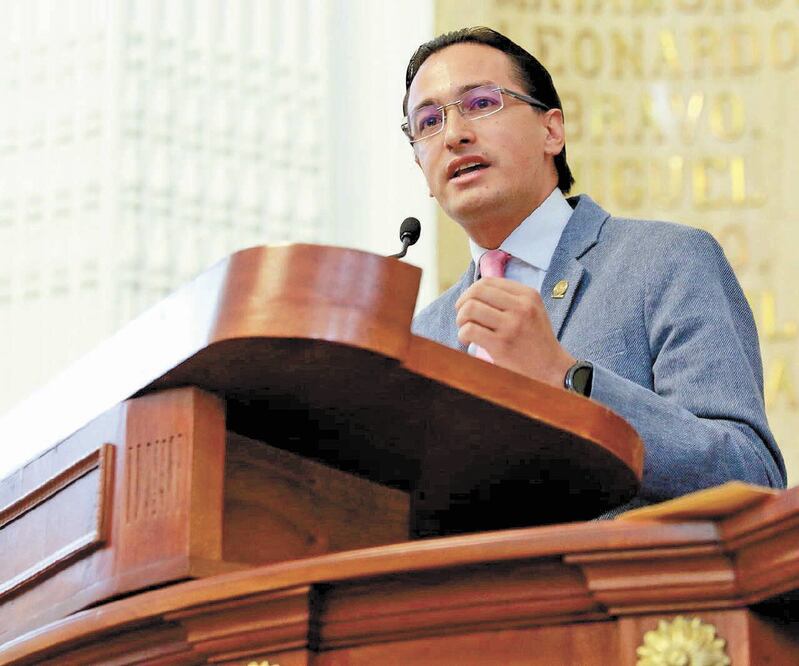 Andrés Atayde, líder del PAN-CDMX, destaca que los servicios públicos de salud y medicamentos gratuitos son derechos constitucionales. Foto: ARCHIVO EL UNIVERSAL