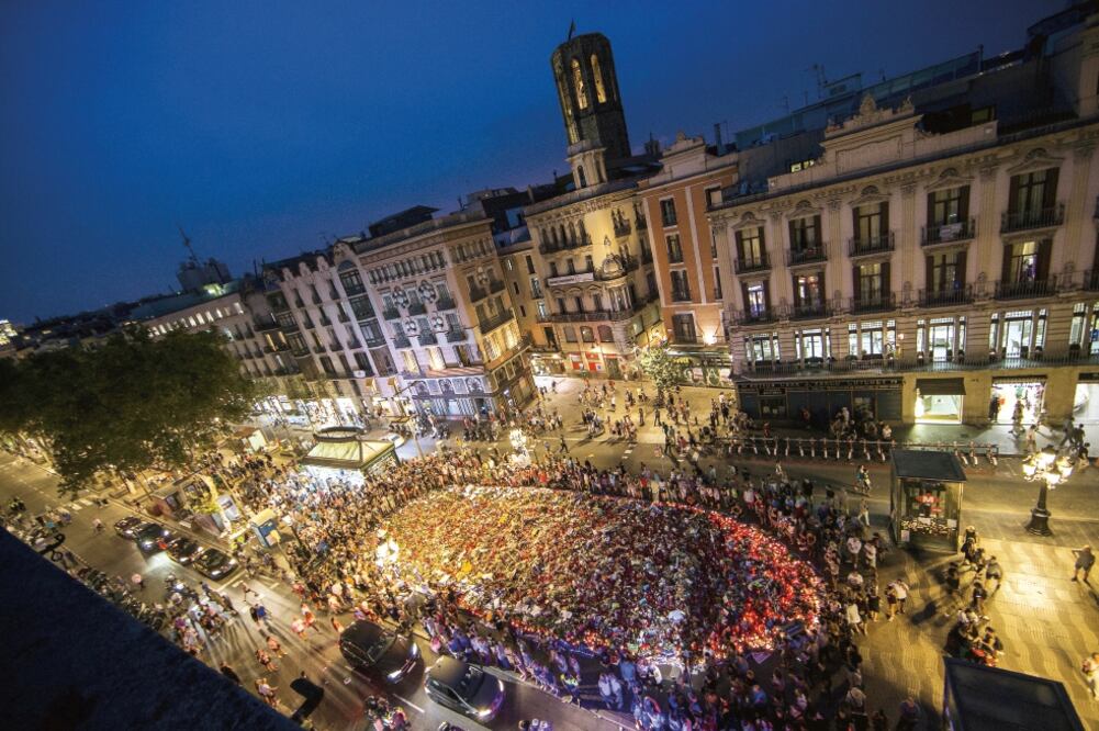 Después de la protesta contra el yihadismo, cientos de personas arribaron a la zona de La Rambla, donde cantaron como un homenaje a las víctimas de los atentados (QUIQUE GARCÍA. EFE)