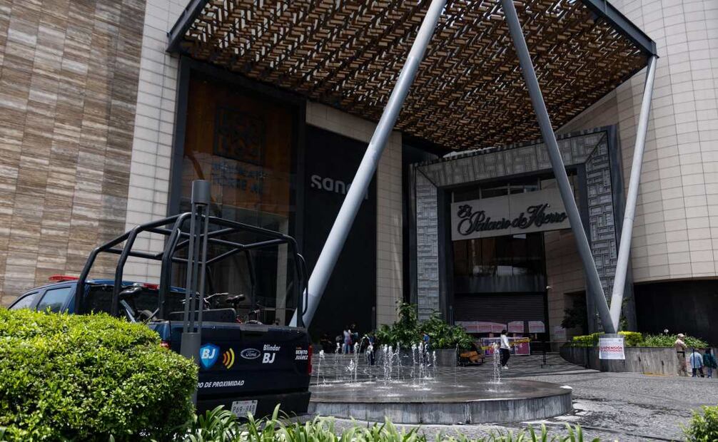 En la entrada vehicular del Circuito Interior hay una patrulla de la alcaldía Benito Juárez para reforzar la vigilancia. (14/08/25) Foto: Hugo Salvador/ EL UNIVERSAL