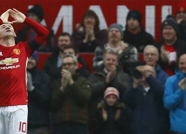 Rooney iguala récord de Charlton en el United