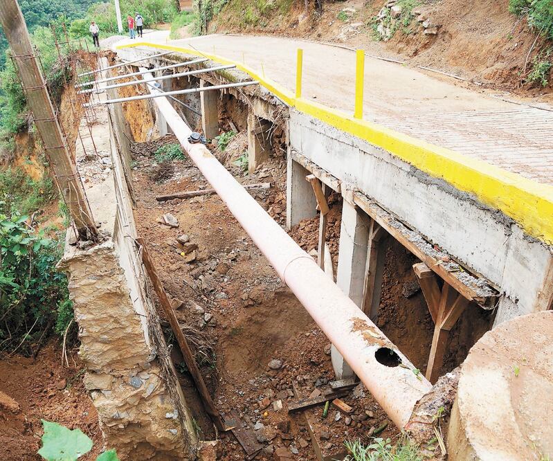 Las fuertes lluvias en la sierra sur abonan a que haya derrumbes en las principales vías y se atrase el registro de los daños que dejó el sismo. Foto: EDWIN HERNÁNDEZ. EL UNIVERSAL