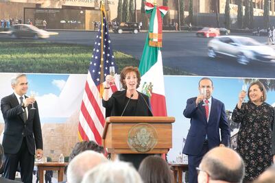 Colocan la primera piedra de la nueva embajada de EU