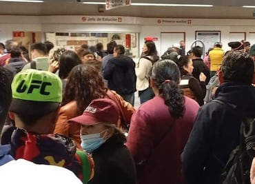 Caos en la México- Querétaro también impacta al Suburbano; cientos de personas hacen largas filas