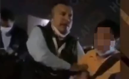 Captan a policías que sacan a un niño que vende dulces de plaza comercial de Tlalnepantla