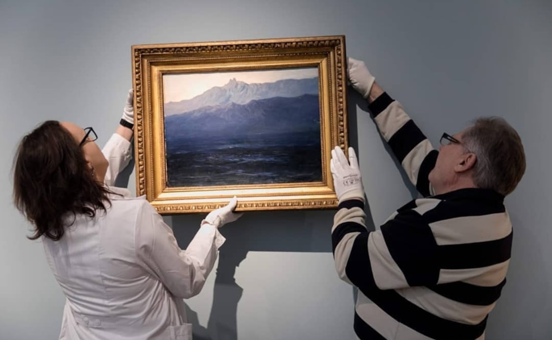 La obra "Ai Petri. Crimea", de Arkhip Kuindzhi, siendo colgada en la pared de la Galería Tretyakov. Foto: Instagram - Tretyakov Gallery