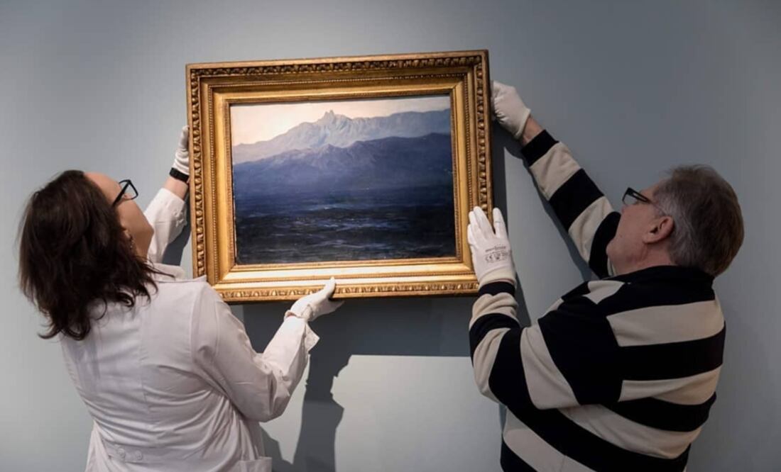 La obra "Ai Petri. Crimea", de Arkhip Kuindzhi, siendo colgada en la pared de la Galería Tretyakov. Foto: Instagram - Tretyakov Gallery