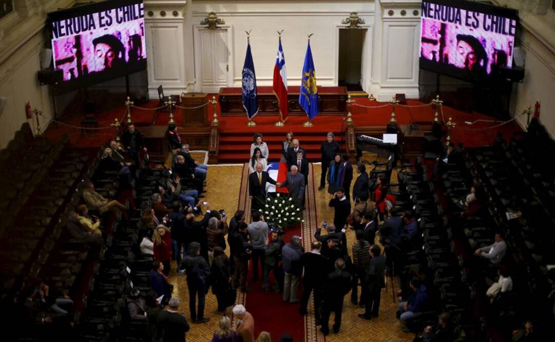 El féretro fue trasladado desde las dependencias del Servicio Médico Legal (SML) al Salón de Honor del Congreso en la capital chilena. (FOTO: Reuters)