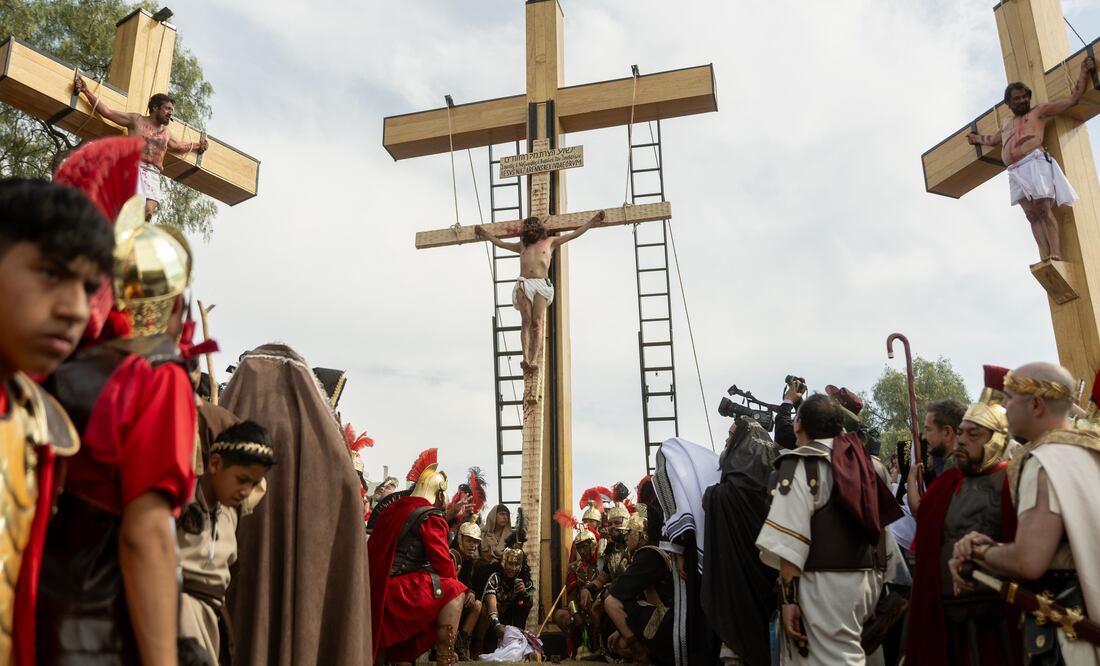 Miles de personas presenciaron el Viacrucis y la Crucifixión de Jesús, durante la 182 Representación de la Pasión de Cristo en Iztapalapa. (Foto Hugo Salvador/ EL UNIVERSAL)