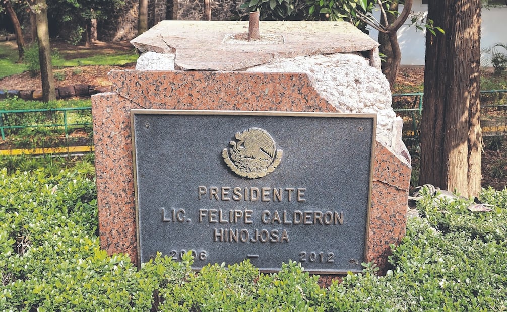 
Los azulejos del basamento se están desprendiendo poco a poco. Foto: Cristopher Cabello/ EL UNIVERSAL