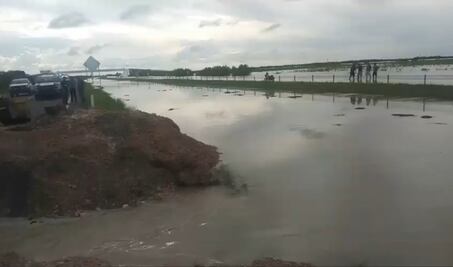 Ejidatarios rompen carretera para salvar siembras tras desborde de Río Bravo 