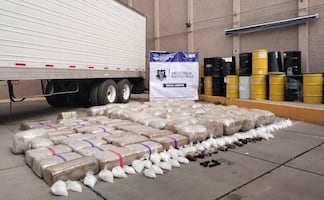 Ejercito asegura casi una tonelada de droga en tractocamión en Ciudad Juárez; detienen a conductor
