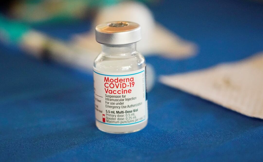 Un vial de la vacuna de Moderna contra el COVID-19 se ve en una mesa en un puesto de vacunación en Jackson, Mississippi, el 19 de julio de 2022. Foto: AP/Archivo