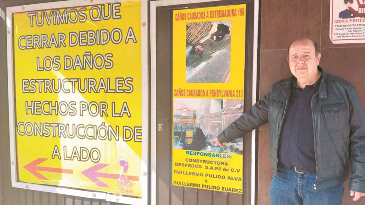 Un deslave en las obras para edificar 12 departamentos en siete pisos a un lado de su inmueble provocó afectaciones en el predio de Andrés Guzmán; los daños le han ocasionado pérdidas de más de un millón de pesos. Foto/SALAVADOR CORONA. EL UNIVERSAL