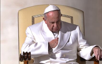 Papa Francisco sigue en estado “crítico”, pero pasó “una noche tranquila”: Vaticano; esperan hoy resultados de tomografía