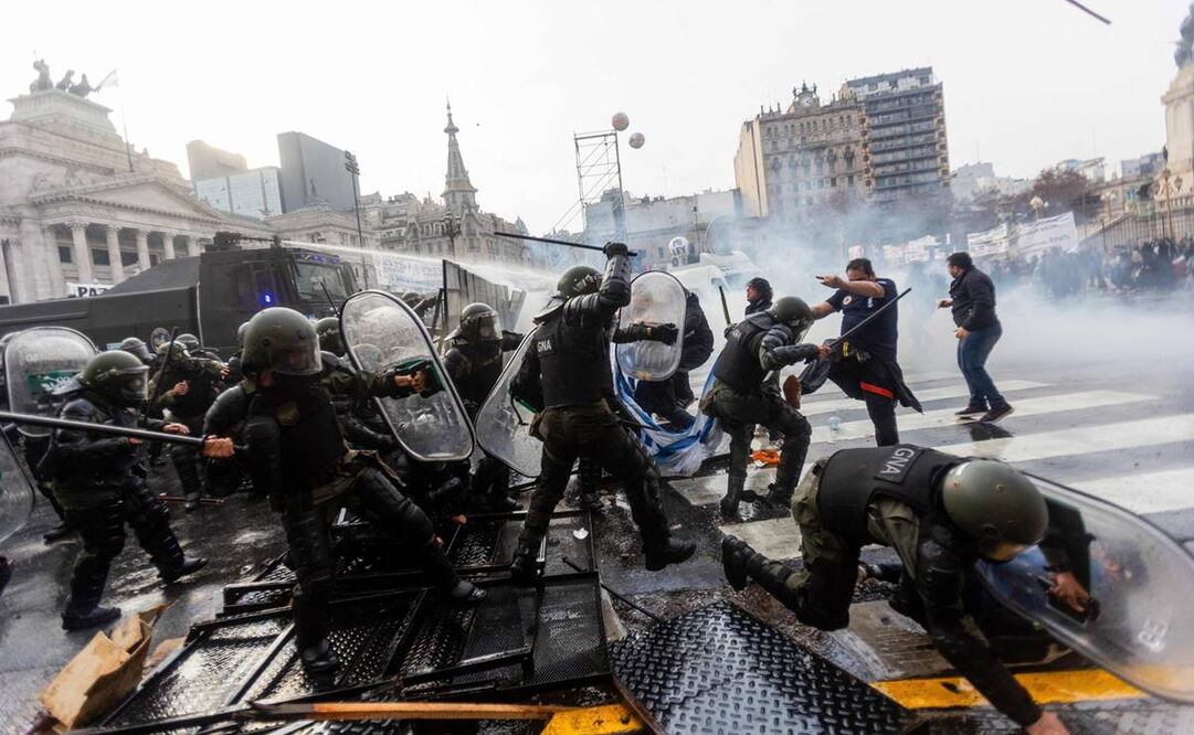 Los manifestantes chocan con la policía antidisturbios frente al Congreso Nacional en Buenos Aires. FOTO: AFP