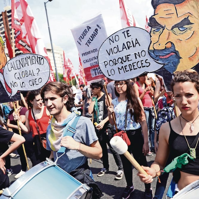 Miles de personas se manifestaron ayer contra el G20, en Buenos Aires. Indicaron que repudian a los participantes de la cumbre. (ANDRÉS MARTÍNEZ CASARES. REUTERS)