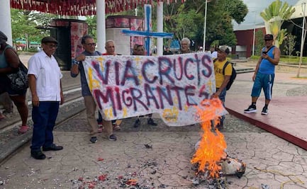 Migrantes realizan Viacrucis en Tapachula; protestan contra COMAR y queman piñata de Trump