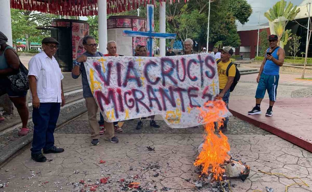 En su protesta, los migrantes quemaron una piñata de Donald Trump / Foto: María de Jesús Peters. EL UNIVERSAL