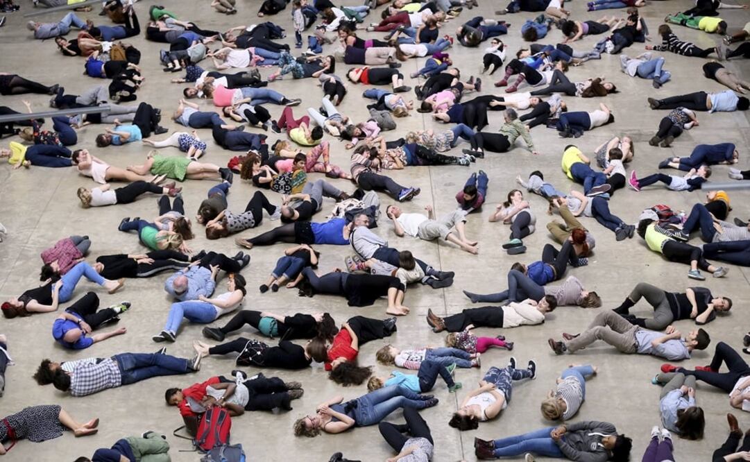 Bailarines participan en el "Musee de la Danse", coreografía de Boris Charmatz en la Tate Modern. Foto: Archivo