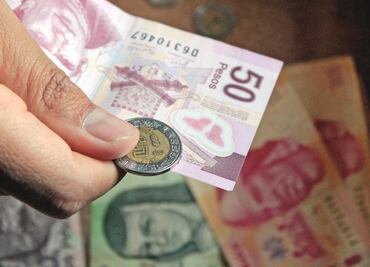 Detienen a dos por robar 4 mil pesos a cuentahabiente