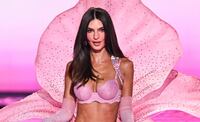 Emily Ratajkowski luce belleza irreal en lencería durante el desfile de Victoria’s Secret Fashion Show 2025. Foto: AP