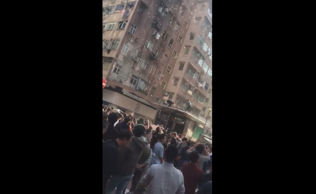 Hombre lanzando el dinero por una ventana (Captura tomada de video)