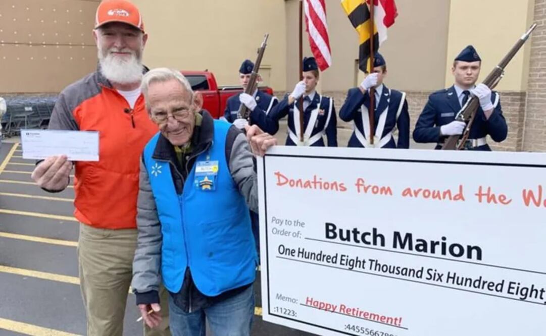 Butch Marion recibe el dinero recaudado por Rory McCarthy. Foto: La Nación