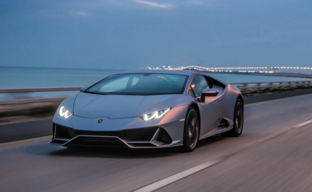 Regala auto de lujo a su esposo por que su bebé no lo dejará dormir