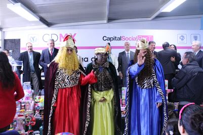 Reyes Magos dan juguetes a hijos de reos en el DF