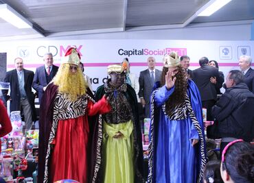 Reyes Magos dan juguetes a hijos de reos en el DF